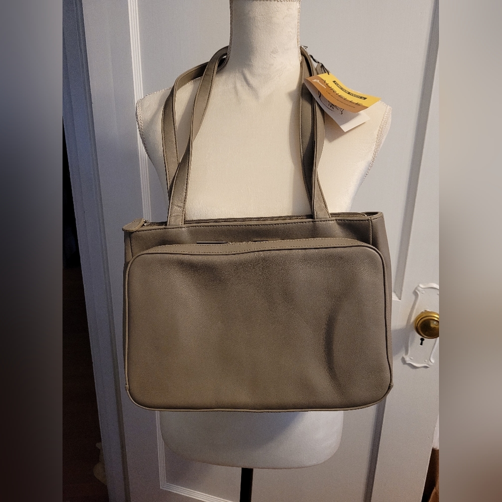 🆕️Aurielle Function Touch Genuine Leathergoods Taupe Purse